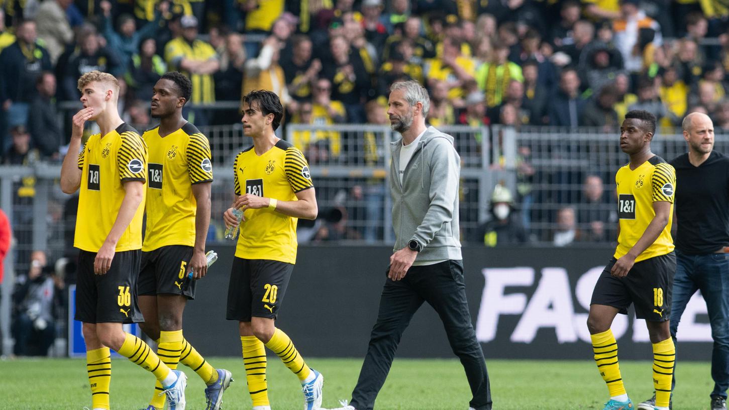 Traurige Wandergruppe: Borussia Dortmund schleicht als Zweiter ins Ziel.
Traurige Wandergruppe: Borussia Dortmund schleicht als Zweiter ins Ziel.