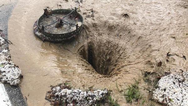 Der Kanal war überfordert mit der Wassermenge. Der Kanal war überfordert mit der Wassermenge.