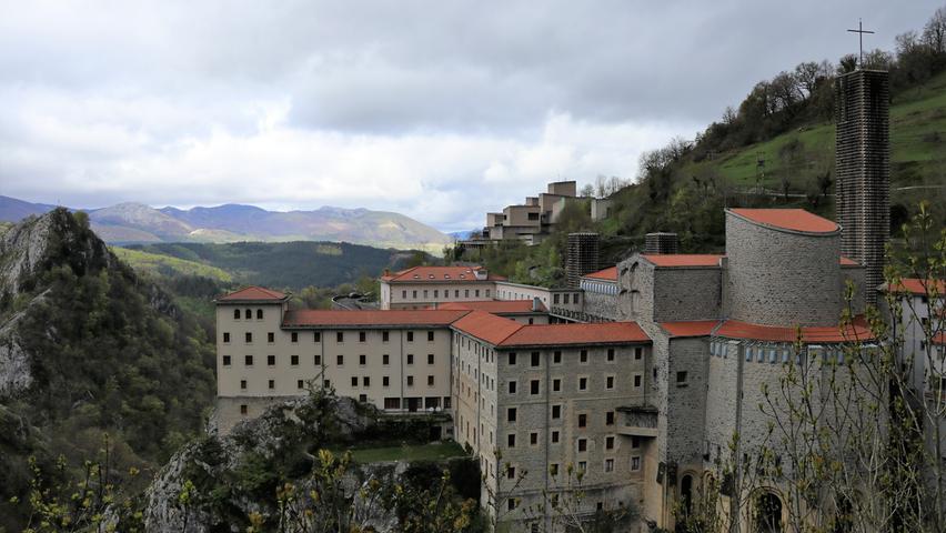 Seine erste Station: die Pilgerstätte der Jungfrau von Aranzanzu. Hoch in den baskischen Bergen liegt dieses Kloster, dass einerseits durch seine exponierte Lage...