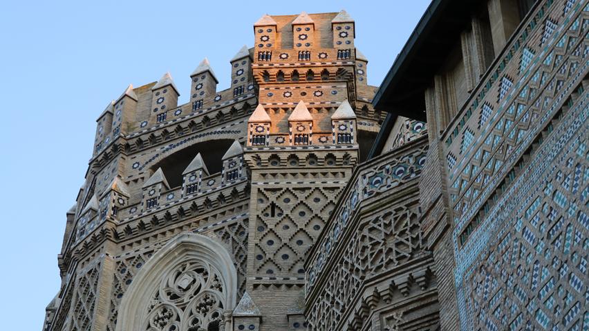 ...ist vor allem die Mudejár-Architektur weltberühmt. Die Verbindung jüdischen, muslimischen und christlichen Baustils ist überall in der Stadt präsent und gehört zum Unesco-Weltkulturerbe.
