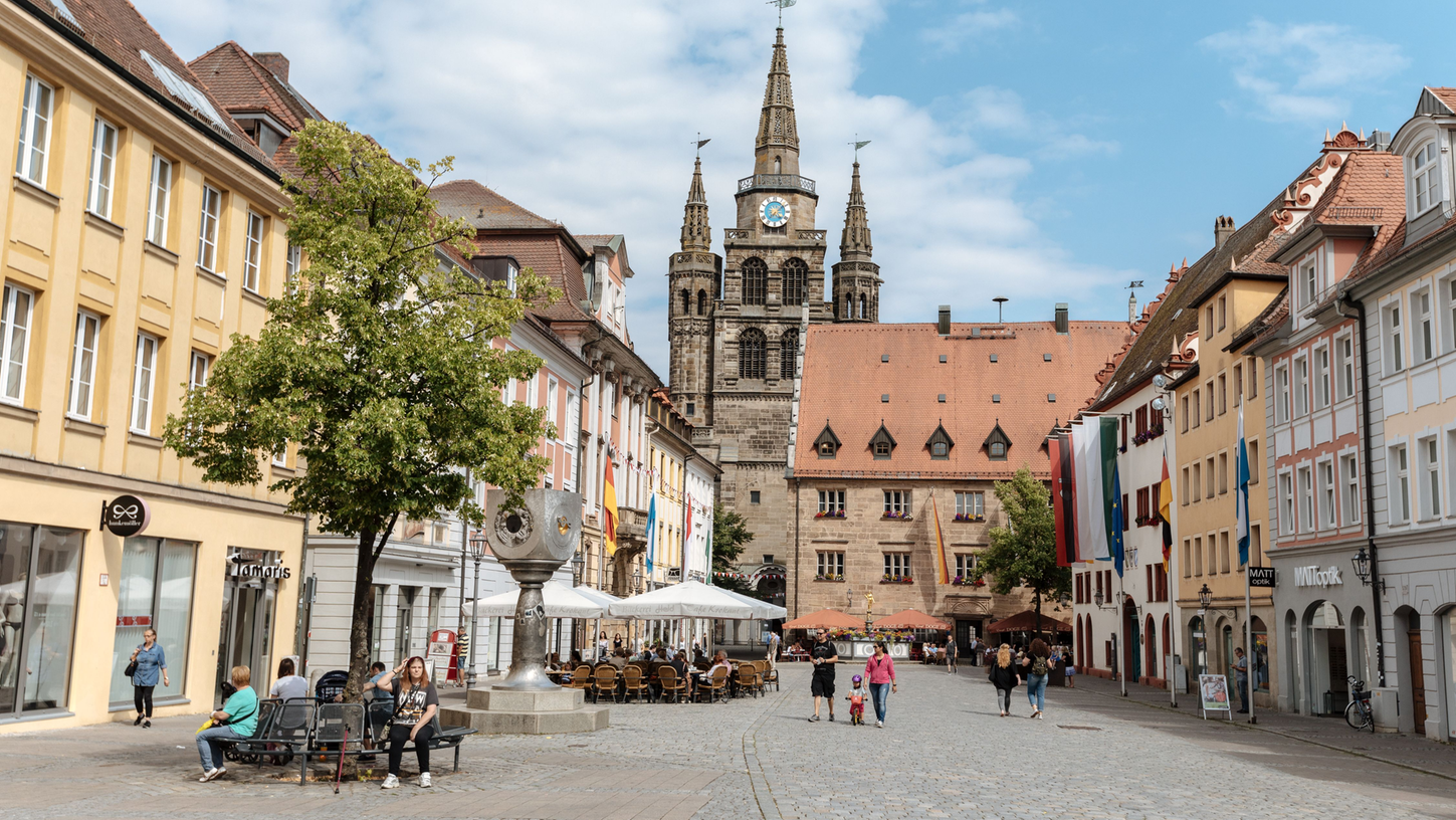Der Martin Luther Platz in Ansbach, im Hintergrund die St. Gumbertus Kirche.