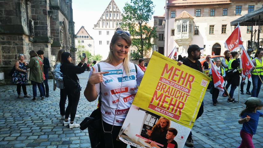 Veronika Dippacher, Erzieherin aus Hausen, ist zur solidarischen Unterstützung ihrer Kolleginnen und Kollegen da. Veronika Dippacher, Erzieherin aus Hausen, ist zur solidarischen Unterstützung ihrer Kolleginnen und Kollegen da.