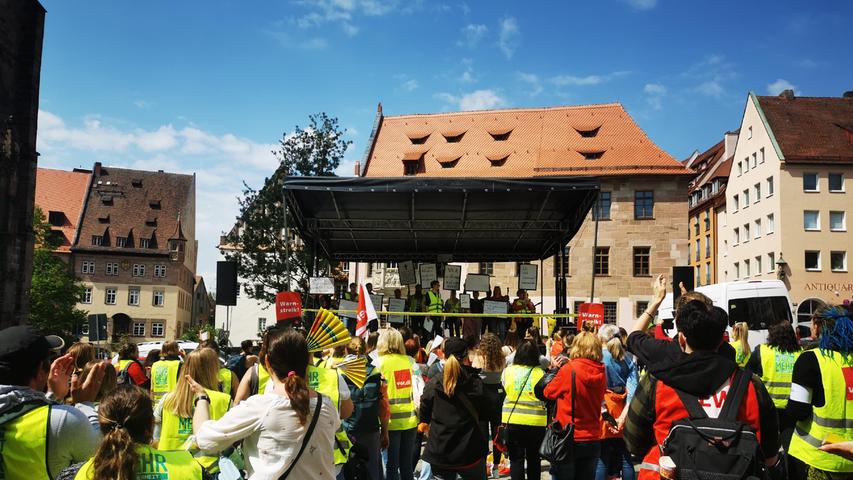 Fünf nach zwölf - unter dem Motto versammelten sich die Demonstranten vor der Sankt Sebaldus Kirche. 