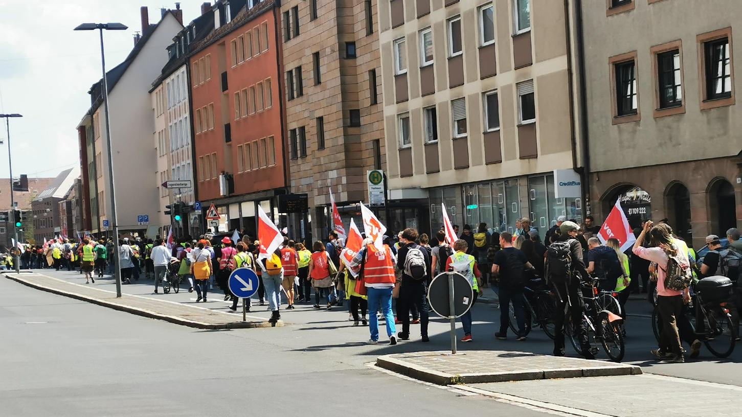 Die Menschenmassen zogen über den Rathenauplatz in Richtung Straße der Kinderrechte. 