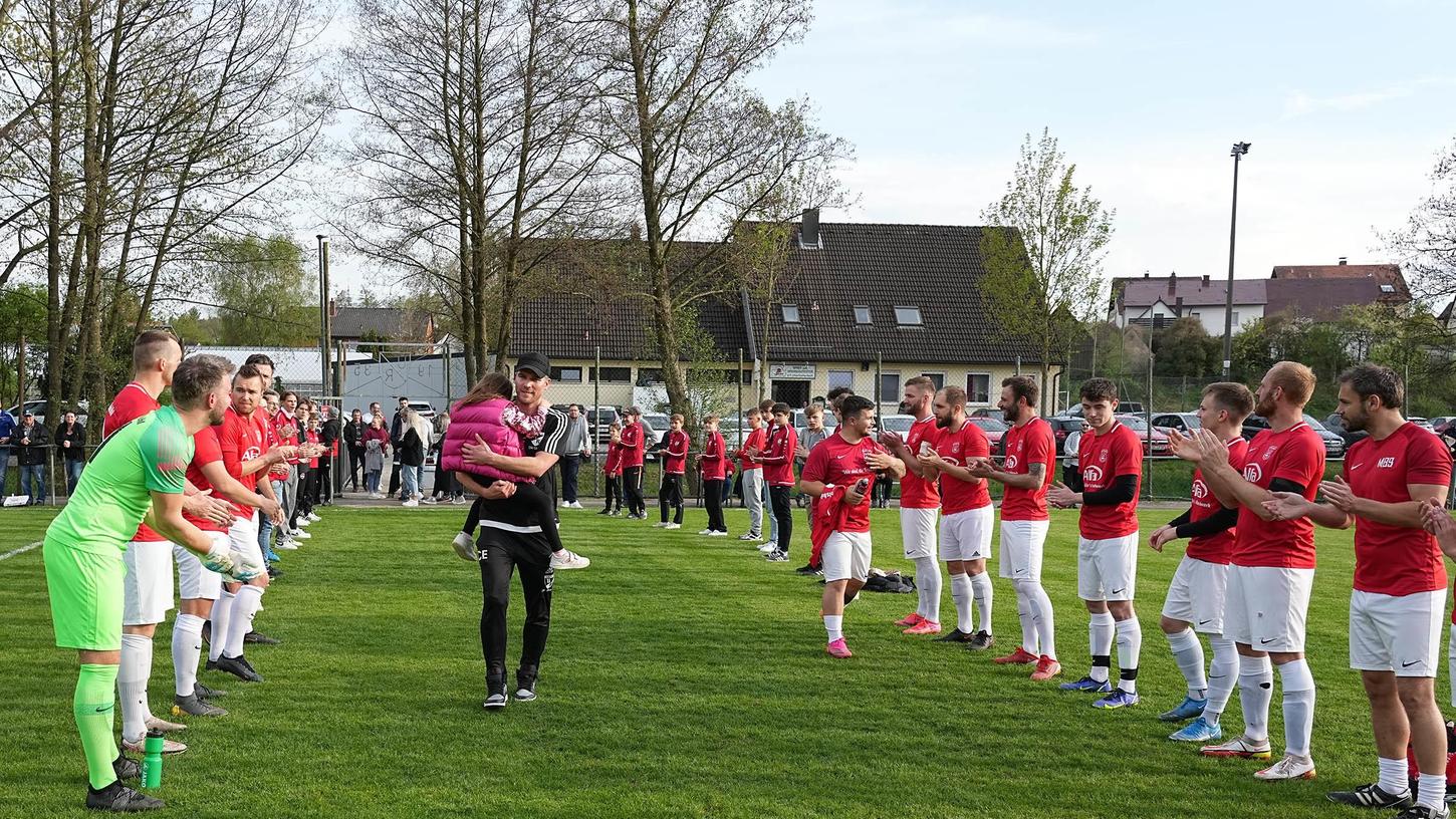 Am Dienstag gab es die nachgeholte Meisterfeier: Nach dem souveränen 4:0-Sieg gegen die Sportfreunde Dinkelsbühl jubeln die Unterreichenbacher Fußballer gemeinsam. 
