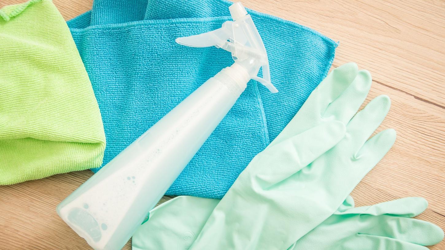 Verschiedenfarbige Reinigungslappen helfen dabei, den Haushalt hygienischer zu putzen. Verschiedenfarbige Reinigungslappen helfen dabei, den Haushalt hygienischer zu putzen.
