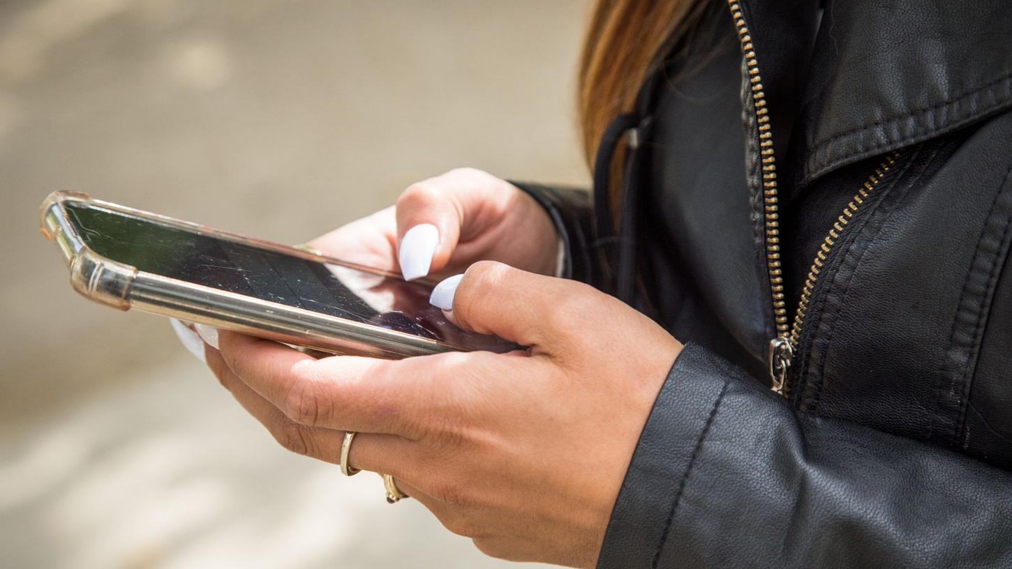 Vorsicht vor Betrügern: Wer per App nach einer Mitfahrgelegenheit sucht, sollte nicht auf Fake-Fahrer hereinfallen, die Links zu falschen Bezahlplattformen schicken. Vorsicht vor Betrügern: Wer per App nach einer Mitfahrgelegenheit sucht, sollte nicht auf Fake-Fahrer hereinfallen, die Links zu falschen Bezahlplattformen schicken.