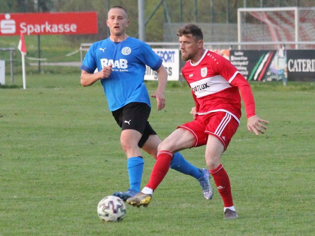 Der TSV 1860 Weißenburg (am Ball Zijad Eco) und der FC Herzogenaurach lieferten sich ein intensives Spiel.