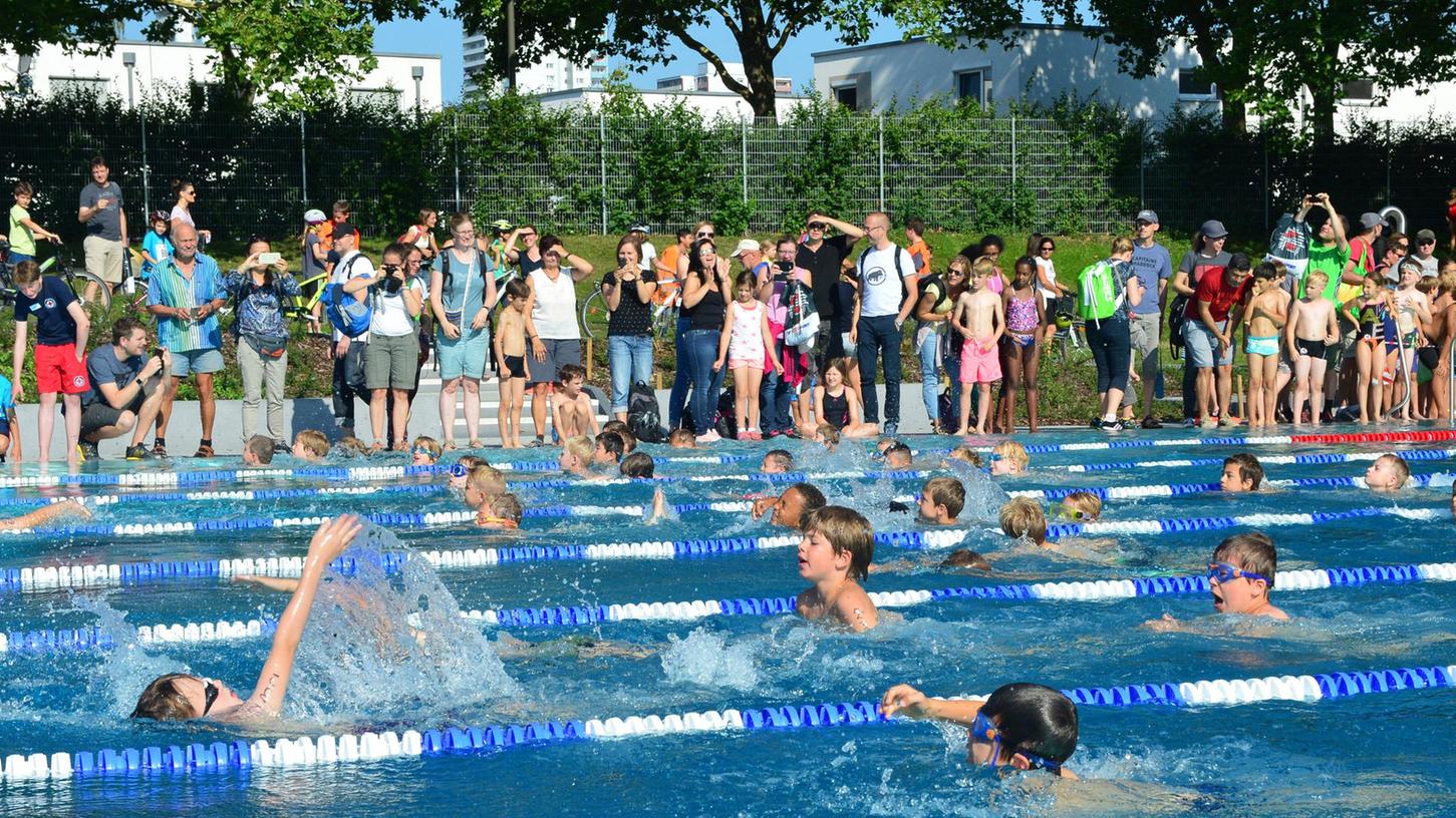 Für Kinder und Eltern ein aufregender Tag: Schon morgens beim Start im Westbad ist beim Erlanger Schülertriathlon einiges los.
Für Kinder und Eltern ein aufregender Tag: Schon morgens beim Start im Westbad ist beim Erlanger Schülertriathlon einiges los.