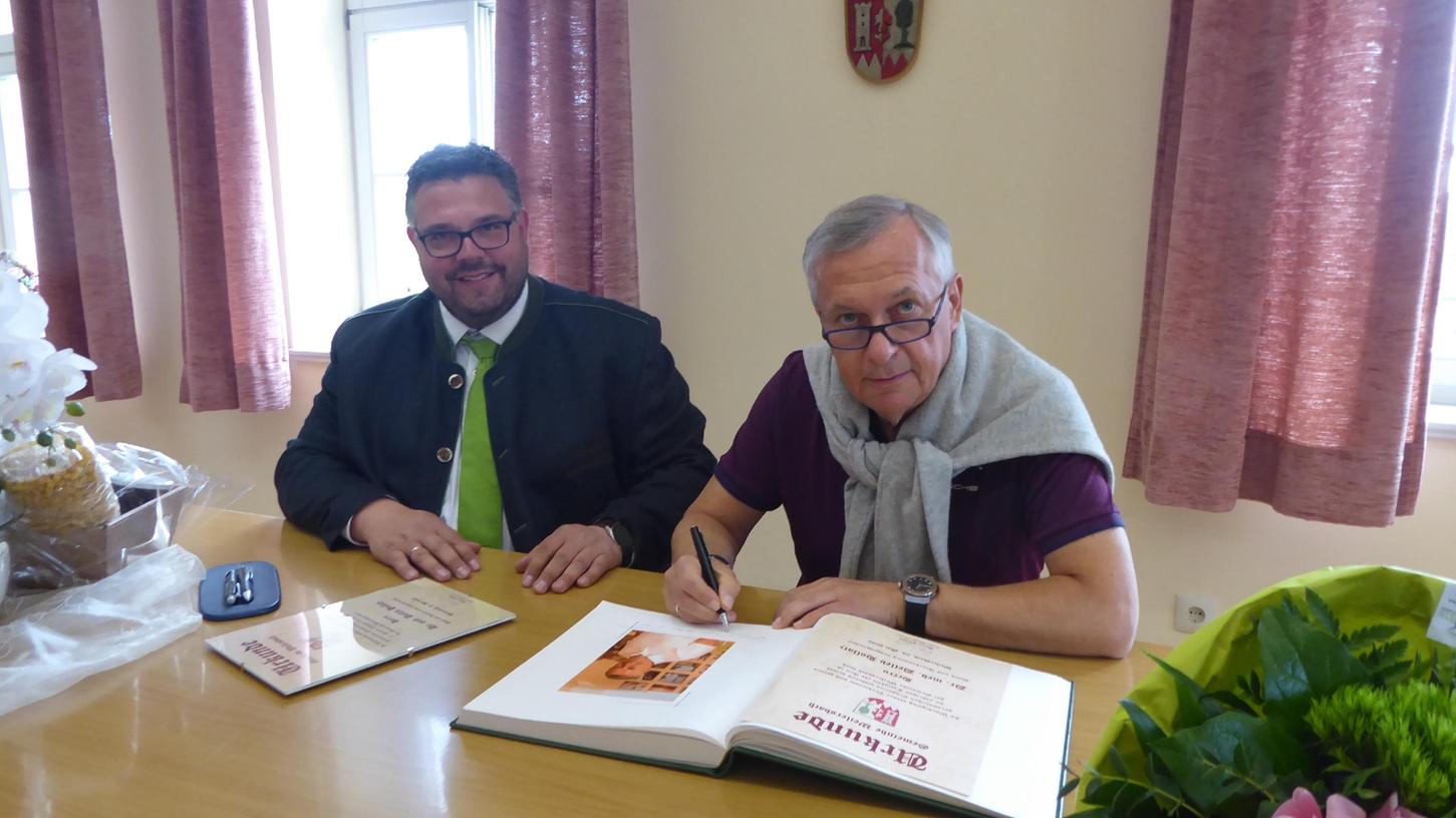 Zum Abschied ein Eintrag im Goldenen Buch mit einer persönlichen Nachricht: Allgemeinarzt Detlev Hollatz (rechts) verabschiedet sich in den Ruhestand. Zum Abschied ein Eintrag im Goldenen Buch mit einer persönlichen Nachricht: Allgemeinarzt Detlev Hollatz (rechts) verabschiedet sich in den Ruhestand.