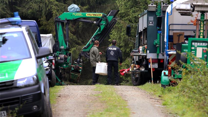 Die Polizei hat im Jahr 2016 sogar schweres Gerät eingesetzt, um weitere sterblichen Überreste der neunjährigen Schülerin in einem Waldstück bei Rodacherbrunn auf thüringischer Seite zu entdecken.