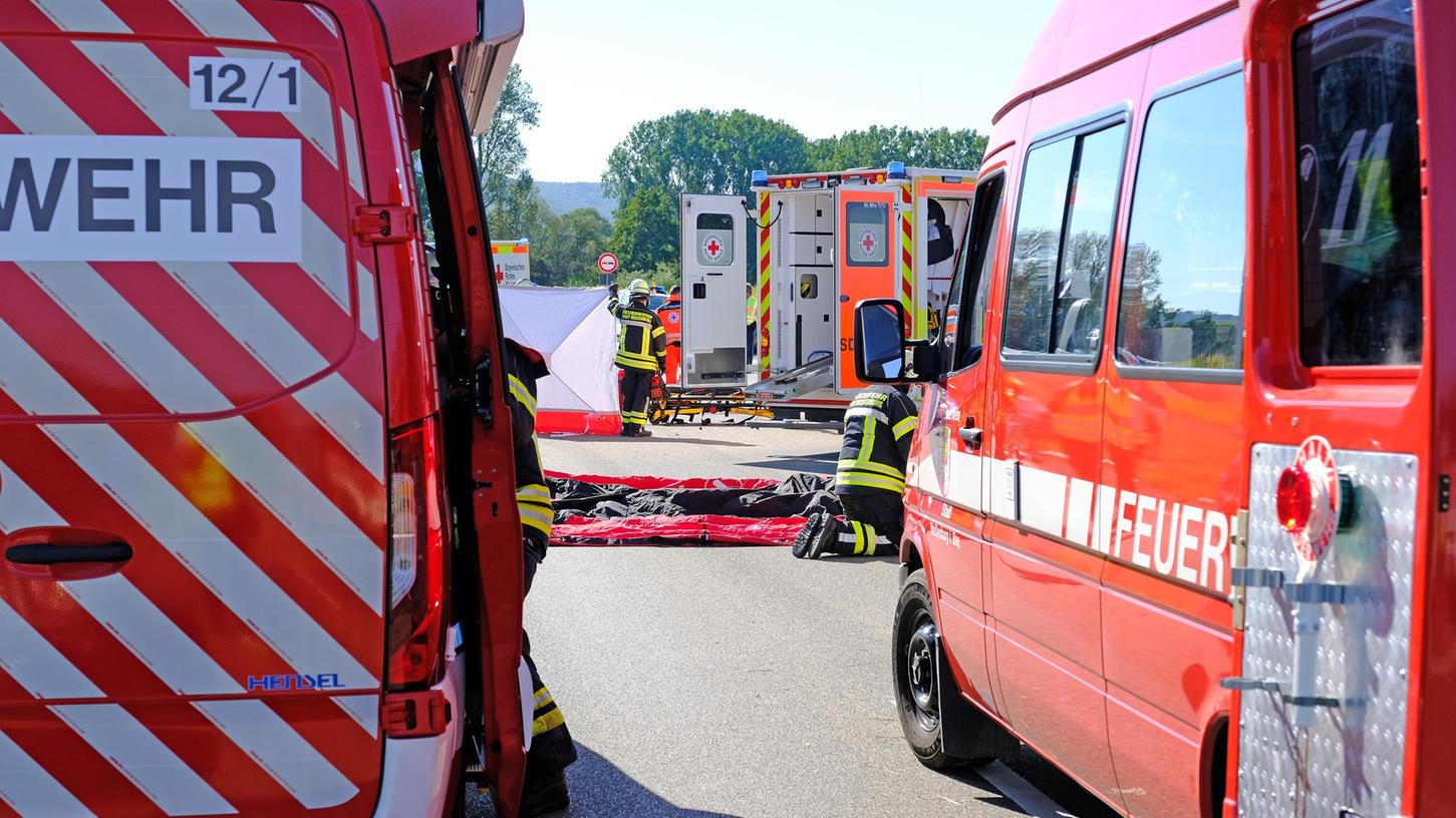 Zahlreiche Einsätze prägten auch das Coronajahr 2021 bei der Freiwilligen  Feuerwehr Weißenburg. Unter anderem musste sie bei dem schweren Verkehrsunfall  auf der B 2 bei Dettenheim Hilfe leisten, bei dem im September drei Menschen  starben.
