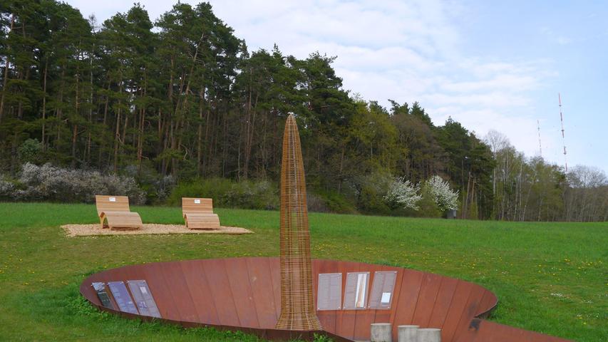 Neue Holzliegen (Waldsofas) stehen am Goldkegel-Denkmal zwischen Buch und Ezelsdorf.