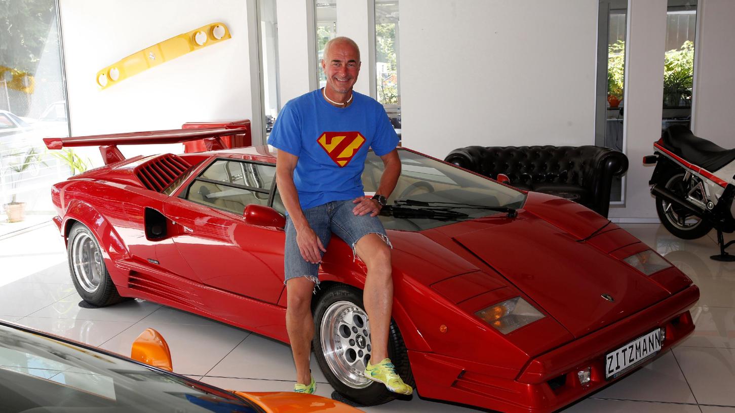 Die Liebe zu schnellen Autos: Christoph Zitzmann in seinem Autohaus vor einem Lamborghini. Das "Z" auf seinem T-Shirt steht für seinen Nachnamen.