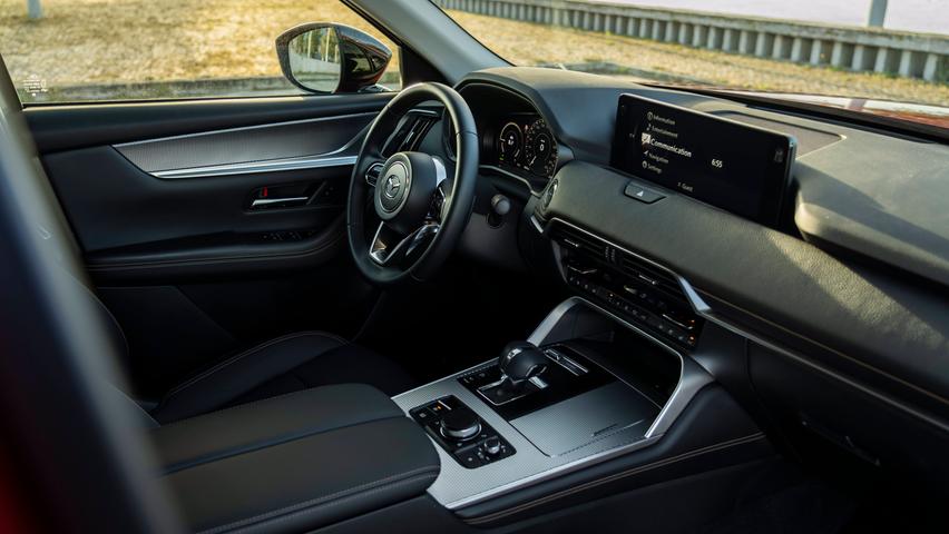 Typisch Mazda: Der Zentralbildschirm lässt sich während der Fahrt nur über einen Dreh-Drückregler ansteuern, nicht aber per "Touch".