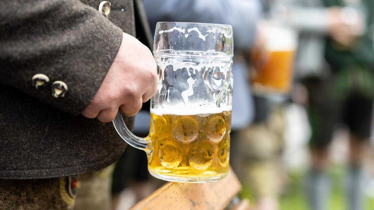 Das helle Bier ist naturtrüb, deshalb sollte es vor dem Genuss kurz angeschwenkt werden.
Das helle Bier ist naturtrüb, deshalb sollte es vor dem Genuss kurz angeschwenkt werden.