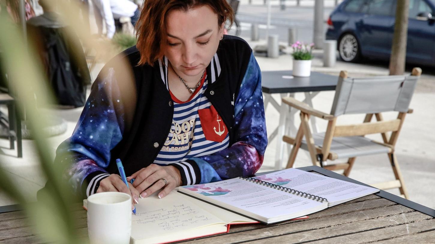 Zum Klientel von Traurednerin Simone Schmidt zählen ihren Worten nach zu 90 Prozent Nerds und Menschen außerhalb der Norm. Etwa zehn Stunden investiert sie pro Rede nur für das Schreiben. Zum Klientel von Traurednerin Simone Schmidt zählen ihren Worten nach zu 90 Prozent Nerds und Menschen außerhalb der Norm. Etwa zehn Stunden investiert sie pro Rede nur für das Schreiben.