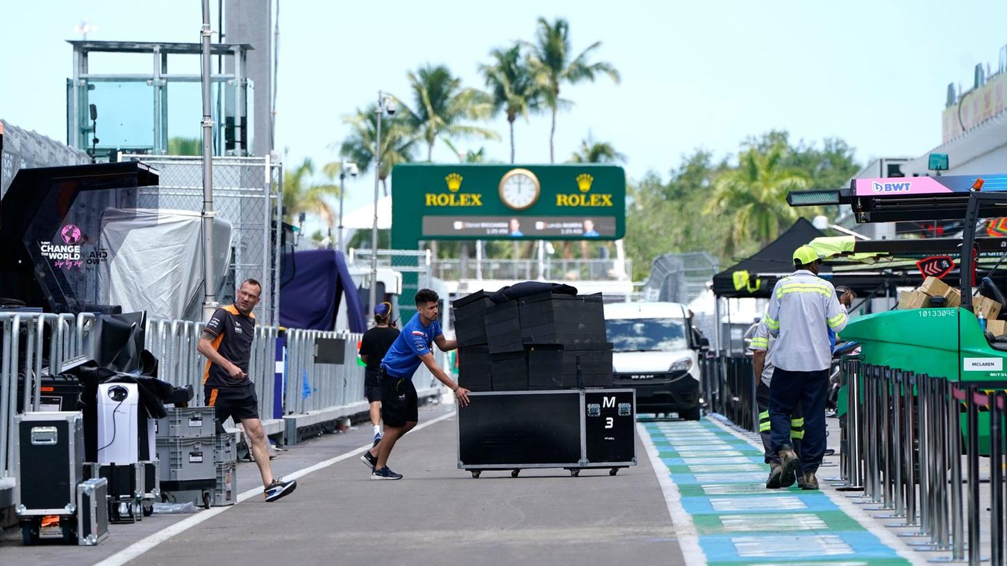 Die Vorbereitungen auf der Rennstrecke zum Grand Prix von Miami sind in vollem Gange. Die Vorbereitungen auf der Rennstrecke zum Grand Prix von Miami sind in vollem Gange.