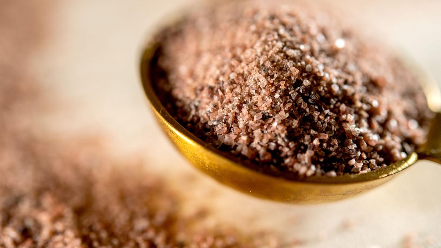 Dank Eisen und Schwefel: Kala Namak Salz, auch Black Salt genannt, schimmert meist bräunlich-rosarot bis dunkel-violett. Dank Eisen und Schwefel: Kala Namak Salz, auch Black Salt genannt, schimmert meist bräunlich-rosarot bis dunkel-violett.