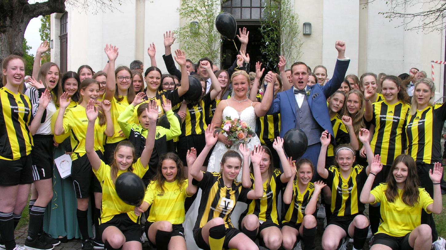 Großer Bahnhof beim Verlassen der markgräflichen Dreifaltigkeitskirche: Lisa-Marie und Andre Ballenberger, umrahmt von den U 15-Mädels des FV Dittenheim.
Großer Bahnhof beim Verlassen der markgräflichen Dreifaltigkeitskirche: Lisa-Marie und Andre Ballenberger, umrahmt von den U 15-Mädels des FV Dittenheim.