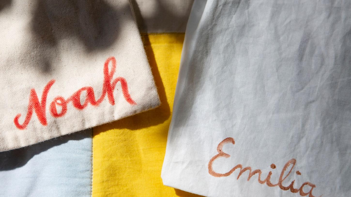 Emilia und Noah sind im vergangenen Jahr die häufigsten Erstnamen bei neugeborenen Babys gewesen. Das gab die Gesellschaft für deutsche Sprache nun bekannt. Emilia und Noah sind im vergangenen Jahr die häufigsten Erstnamen bei neugeborenen Babys gewesen. Das gab die Gesellschaft für deutsche Sprache nun bekannt.