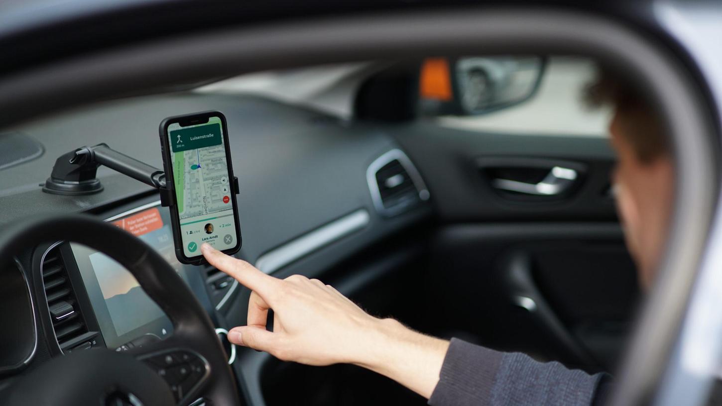Über die Mobilitäts-App uRyde können Pendler sich an ihr Ziel navigieren lassen und die Autofahrt gleichzeitig potenziellen Mitfahrenden anbieten.
