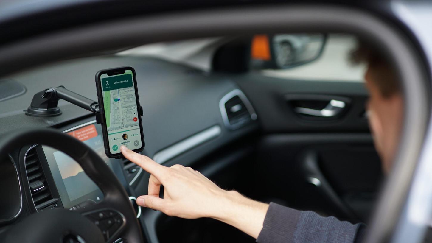 Über die Mobilitäts-App uRyde können Pendler sich an ihr Ziel navigieren lassen und die Autofahrt gleichzeitig potenziellen Mitfahrenden anbieten.
Über die Mobilitäts-App uRyde können Pendler sich an ihr Ziel navigieren lassen und die Autofahrt gleichzeitig potenziellen Mitfahrenden anbieten.