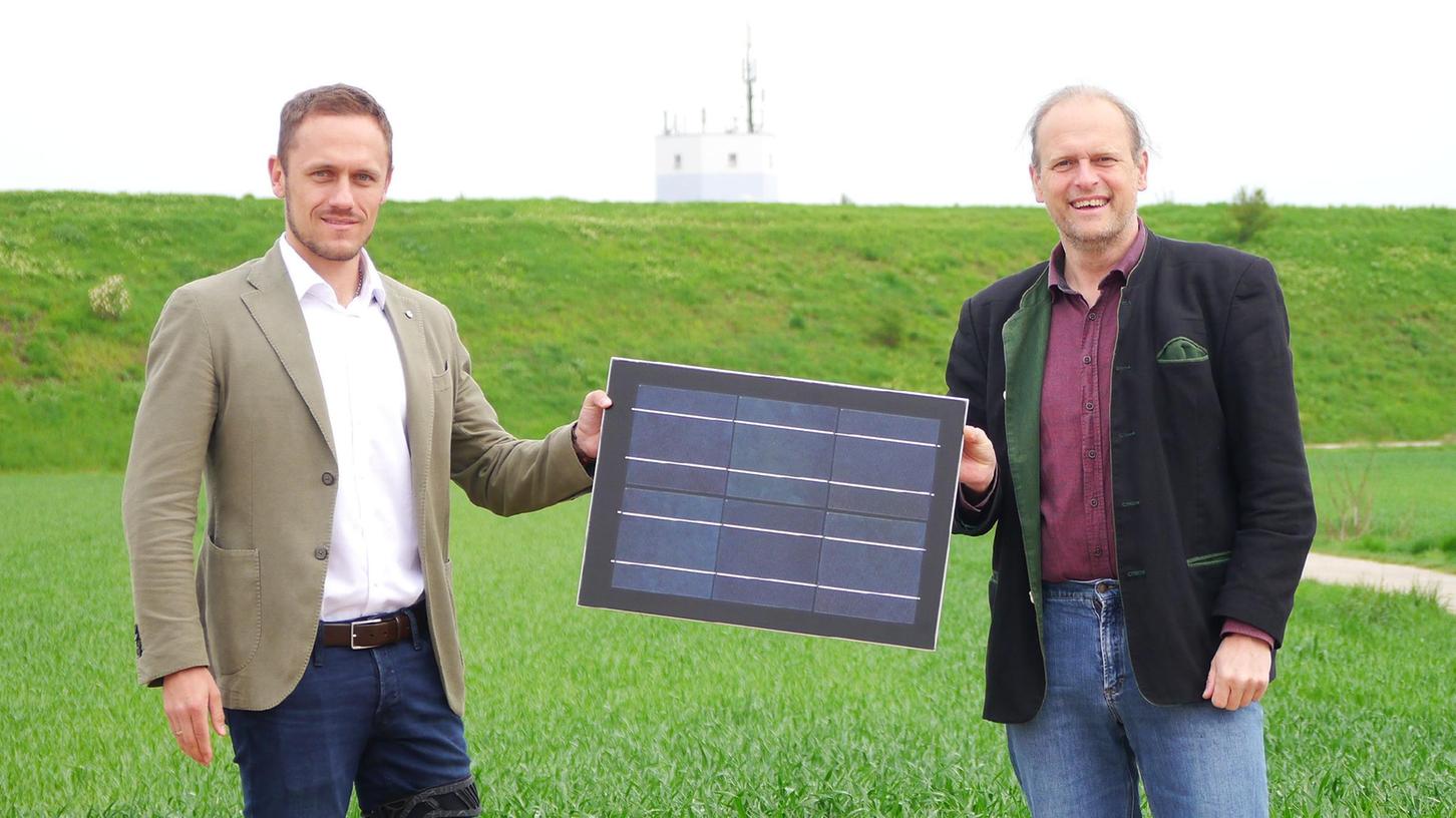 Matthias Dollinger (links) und Dr. Gerhard Brunner vor dem Lärmschutzwall der A6 nördlich von Kleinschwarzenlohe. Ein Hektar davon soll zum "Solarpark" werden. Eine Million Kilowattstunden Strom könnten dort pro Jahr erzeugt werden. Die zwischen Wall und Bebauung liegenden landwirtschaftlichen Grundstücke wären nicht tangiert. Hinter dem Wall, auf der anderen Seite der Autobahn, ist übrigens der Kornburger Wasserturm zu erkennen.
Matthias Dollinger (links) und Dr. Gerhard Brunner vor dem Lärmschutzwall der A6 nördlich von Kleinschwarzenlohe. Ein Hektar davon soll zum "Solarpark" werden. Eine Million Kilowattstunden Strom könnten dort pro Jahr erzeugt werden. Die zwischen Wall und Bebauung liegenden landwirtschaftlichen Grundstücke wären nicht tangiert. Hinter dem Wall, auf der anderen Seite der Autobahn, ist übrigens der Kornburger Wasserturm zu erkennen.