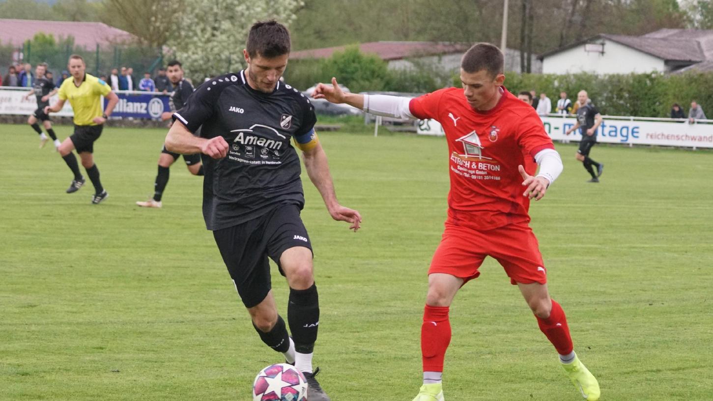 Oft einen Schritt zu spät: So wie hier Lucas Eisgrub (rechts) dem Hersbrucker Kapitän René Bongers hinterher läuft, fand auch das gesamte Team des SV Bckenhofen nie richtig in das Spitzenspiel.
Oft einen Schritt zu spät: So wie hier Lucas Eisgrub (rechts) dem Hersbrucker Kapitän René Bongers hinterher läuft, fand auch das gesamte Team des SV Bckenhofen nie richtig in das Spitzenspiel.