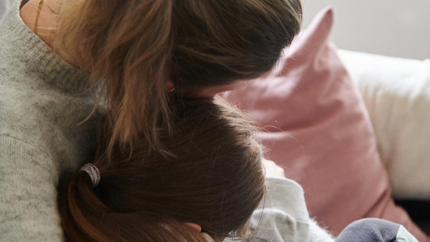 Für viele Mütter in Deutschland hat die Belastung durch die Pandemie extrem zugenommen. Die Kurkliniken sind daher stark ausgebucht. Für viele Mütter in Deutschland hat die Belastung durch die Pandemie extrem zugenommen. Die Kurkliniken sind daher stark ausgebucht.