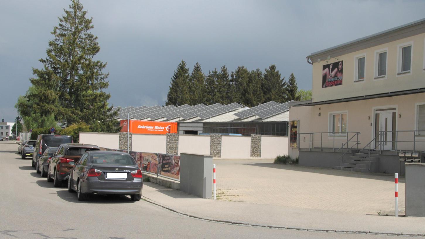Auf diesem Parkplatz in der Industriestraße in Weißenburg hat die Schlägerei stattgefunden, bei der laut Staatsanwaltschaft fünf Personen verletzt wurden. Auf diesem Parkplatz in der Industriestraße in Weißenburg hat die Schlägerei stattgefunden, bei der laut Staatsanwaltschaft fünf Personen verletzt wurden.