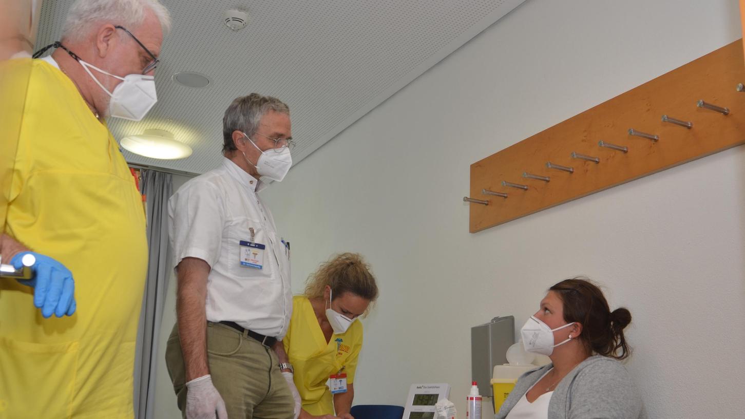 Der Ärztlicher Leiter des Impfzentrums Dr. Gerhard Sandig (weißes Hemd) und ASB-Geschäftsführer Erich Matthis (links) waren ein eingespieltes Team.
