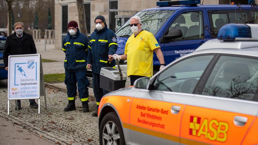 Am 26. Dezember 2020 nahmen Landrat Helmut Weiß (links) und ASB Geschäftsführer Regionalverband Bad Windsheim Erich Matthis (rechts) die ersten 100 Impfdosen vom THW Baiersdorf für das Impfzentrum Bad Windsheim entgegen.