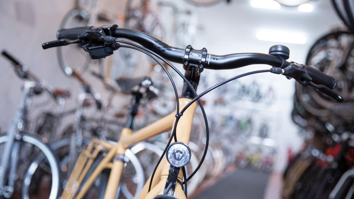Augen auf beim Gebrauchtfahrradkauf: Um später nicht mit einem halb kaputten oder gar geklauten Rad dazustehen, sollten Interessenten einiges berücksichtigen. Augen auf beim Gebrauchtfahrradkauf: Um später nicht mit einem halb kaputten oder gar geklauten Rad dazustehen, sollten Interessenten einiges berücksichtigen.