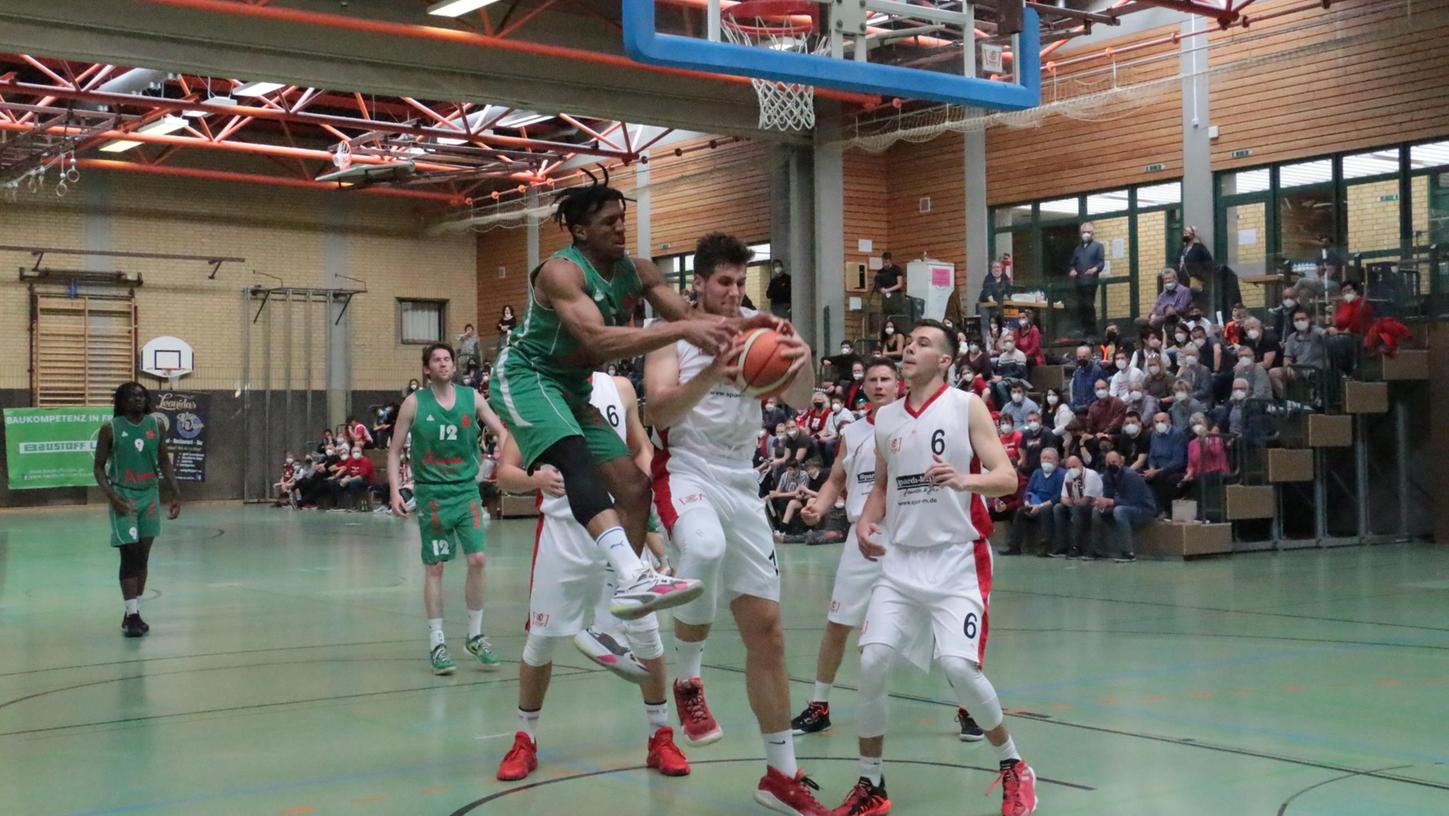 So viel Einsatz und Action wie im Hinspiel (unser Bild) ist diesen Samstag, 7. Mai, auch wieder beim Derby-Rückspiel in Ansbach zu erwarten. Ende März gewannen die VfL-Baskets knapp mit 93:92.
So viel Einsatz und Action wie im Hinspiel (unser Bild) ist diesen Samstag, 7. Mai, auch wieder beim Derby-Rückspiel in Ansbach zu erwarten. Ende März gewannen die VfL-Baskets knapp mit 93:92.