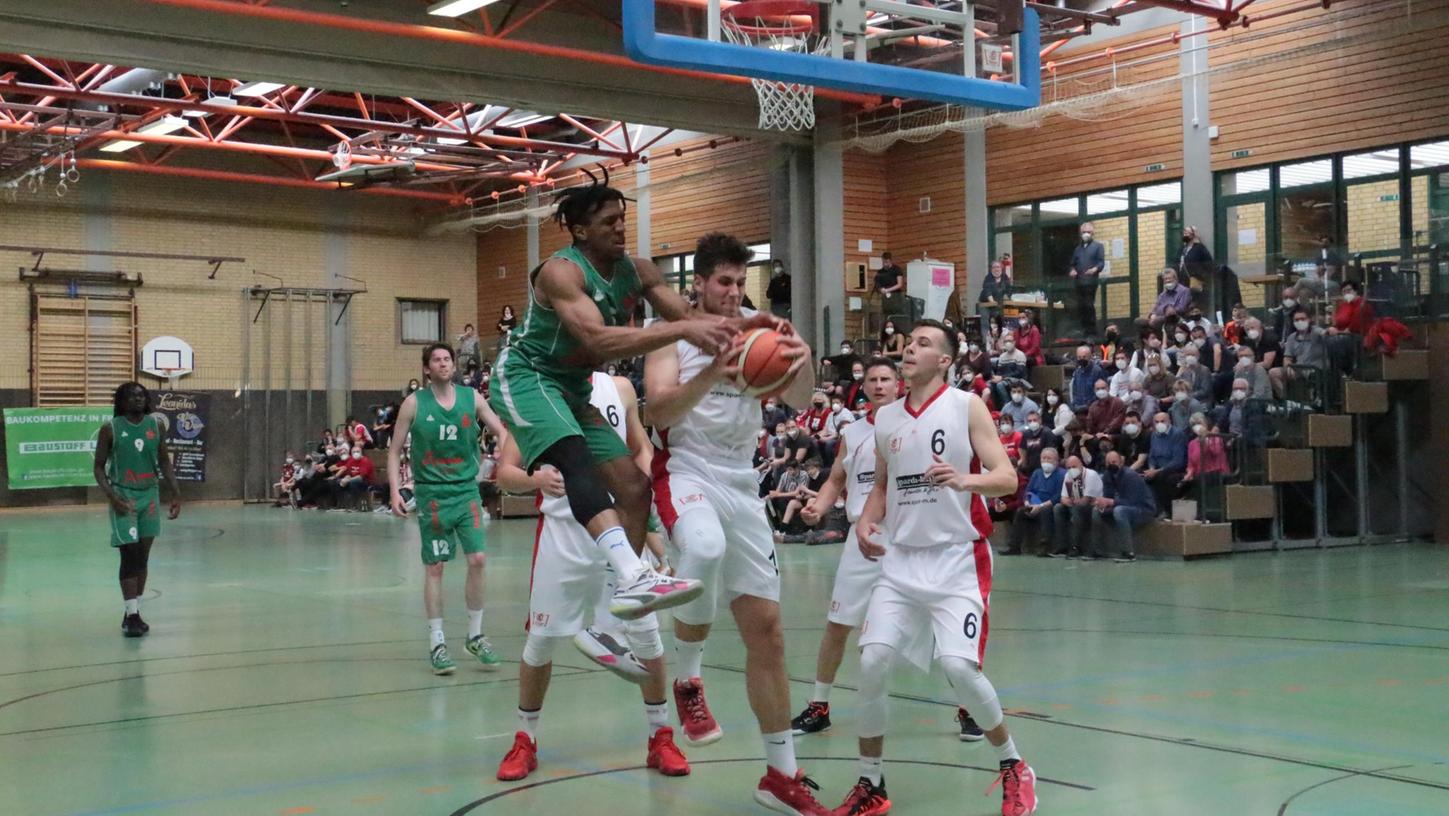 So viel Einsatz und Action wie im Hinspiel (unser Bild) ist diesen Samstag, 7. Mai, auch wieder beim Derby-Rückspiel in Ansbach zu erwarten. Ende März gewannen die VfL-Baskets knapp mit 93:92.  