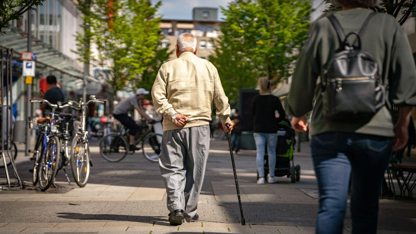 Arbeitszeiten im Ausland können für den späteren Rentenanspruch relevant sein - jedes Land zahlt dann die Leistung aus den dort zurückgelegten Zeiten. Arbeitszeiten im Ausland können für den späteren Rentenanspruch relevant sein - jedes Land zahlt dann die Leistung aus den dort zurückgelegten Zeiten.