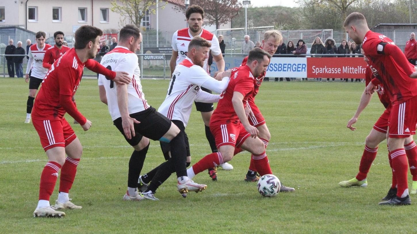 Die Weißenburger gewannen das Hinspiel in Stadeln mit 2:0, verloren dann aber zu Hause mit 0:1 (unser Bild). Das Gleiche soll ihnen nun nicht erneut passieren: Nach dem 3:1-Sieg bei Jahn Forchheim will der TSV 1860 auch daheim im Rückspiel punkten und dabei am liebsten den ersten Heimsieg des Jahres 2022 feiern.
Die Weißenburger gewannen das Hinspiel in Stadeln mit 2:0, verloren dann aber zu Hause mit 0:1 (unser Bild). Das Gleiche soll ihnen nun nicht erneut passieren: Nach dem 3:1-Sieg bei Jahn Forchheim will der TSV 1860 auch daheim im Rückspiel punkten und dabei am liebsten den ersten Heimsieg des Jahres 2022 feiern.