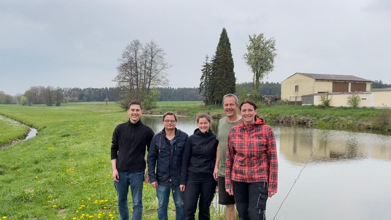 Viel weniger Amphibien als in den vergangenen Jahren fanden die Helfer von der BN-Ortsgruppe Gunzenhausen, hier mit Vorsitzender Alexandra Kresse, in den bereitgestellten Eimern vor.
Viel weniger Amphibien als in den vergangenen Jahren fanden die Helfer von der BN-Ortsgruppe Gunzenhausen, hier mit Vorsitzender Alexandra Kresse, in den bereitgestellten Eimern vor.