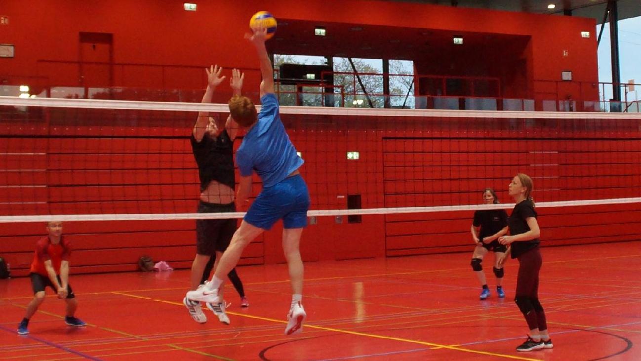Schmettern, baggern und pritschen: Beim gemeinsamen Volleyballtraining des Henger SV kommen sich Einheimische und ukrainische Kriegsflüchtlinge schnell näher.
Schmettern, baggern und pritschen: Beim gemeinsamen Volleyballtraining des Henger SV kommen sich Einheimische und ukrainische Kriegsflüchtlinge schnell näher.