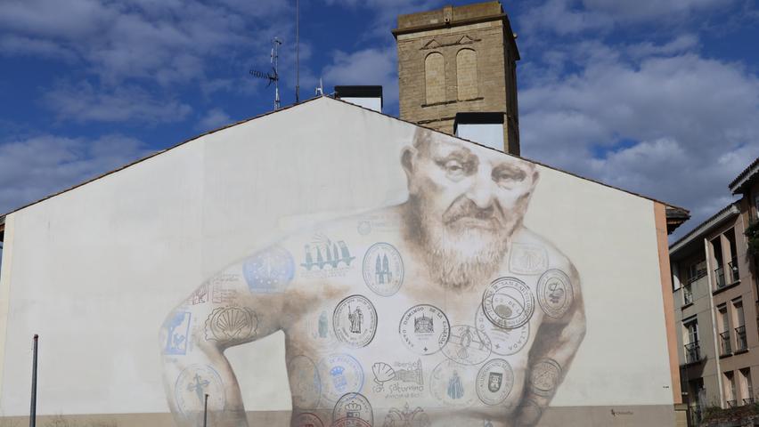 In Logroño gibt es auch Streetart zu bestaunen - wie hier einen Mönch der spanischen-Inqusition, der von Tattoos übersät ist. Auf einen der Pilgerstempel hat sich ein ungewöhnlicher Gast eingeschlichen: Wer findet den Bösewicht?
