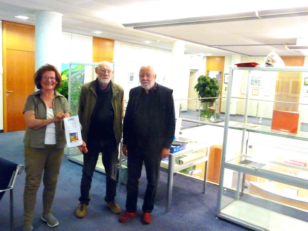Gertraud Geißendörfer, Rainer Funk und Dr. Ottmar Fick (von links) gründeten 1972 den Kunstkreis Neustadt. Jetzt können sie dessen Jubiläum mit der ersten Galerie nach dem Corona-Lockdown feiern.