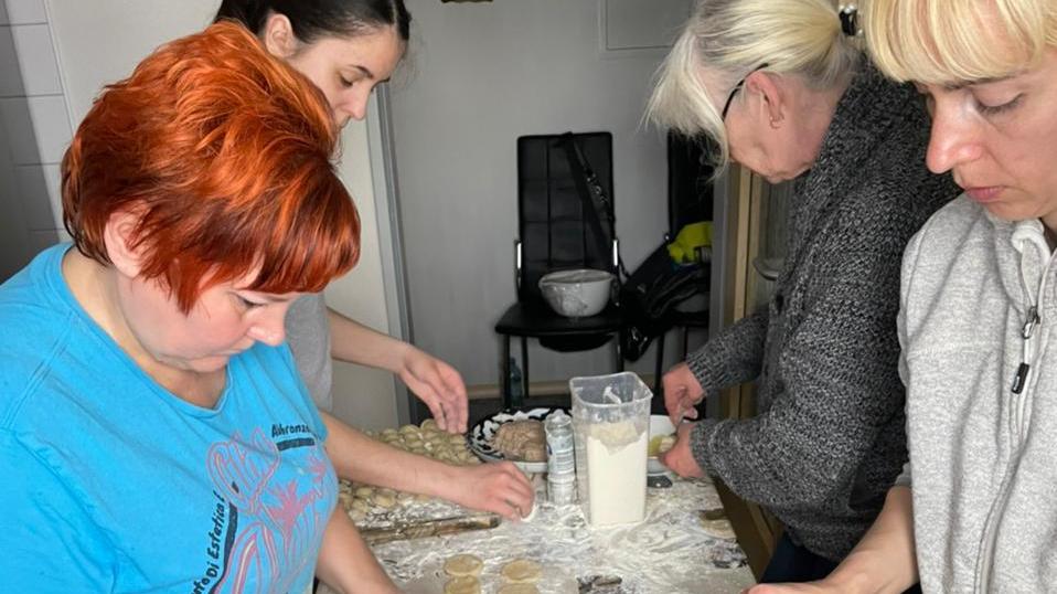 Mit einem ukrainischen Essen haben sich geflüchtete Frauen bei Helfern und Unterstützern des Vereins „Hilfe für die Ukraine“ bedankt. Sie beeindruckten auch mit Liedern aus ihrer Heimat. Emotional wurde es im Brandenburger Hof, als sie die ukrainische Hymne anstimmten. Mit einem ukrainischen Essen haben sich geflüchtete Frauen bei Helfern und Unterstützern des Vereins „Hilfe für die Ukraine“ bedankt. Sie beeindruckten auch mit Liedern aus ihrer Heimat. Emotional wurde es im Brandenburger Hof, als sie die ukrainische Hymne anstimmten.
