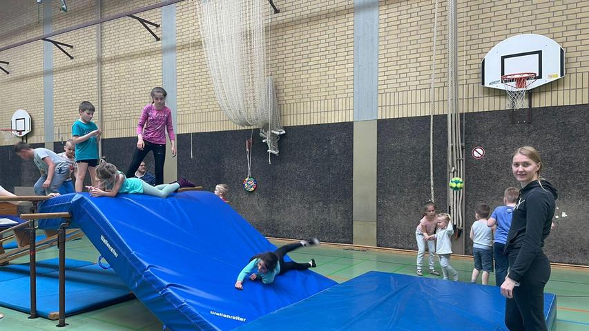 Familie Meier organisiert für den Verein „Hilfe für die Ukraine“ für Kinder und Jugendliche jeden Montag ein Sportangebot in der Landkreishalle, das sich einer regen Nachfrage erfreut. Familie Meier organisiert für den Verein „Hilfe für die Ukraine“ für Kinder und Jugendliche jeden Montag ein Sportangebot in der Landkreishalle, das sich einer regen Nachfrage erfreut.