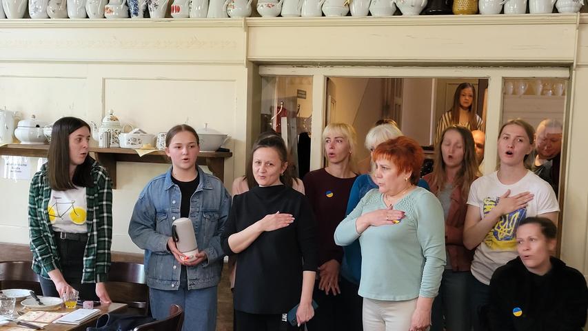 Mit einem ukrainischen Essen haben sich geflüchtete Frauen bei Helfern und Unterstützern des Vereins „Hilfe für die Ukraine“ bedankt. Sie beeindruckten auch mit Liedern aus ihrer Heimat. Emotional wurde es im Brandenburger Hof, als sie die ukrainische Hymne anstimmten. Mit einem ukrainischen Essen haben sich geflüchtete Frauen bei Helfern und Unterstützern des Vereins „Hilfe für die Ukraine“ bedankt. Sie beeindruckten auch mit Liedern aus ihrer Heimat. Emotional wurde es im Brandenburger Hof, als sie die ukrainische Hymne anstimmten.