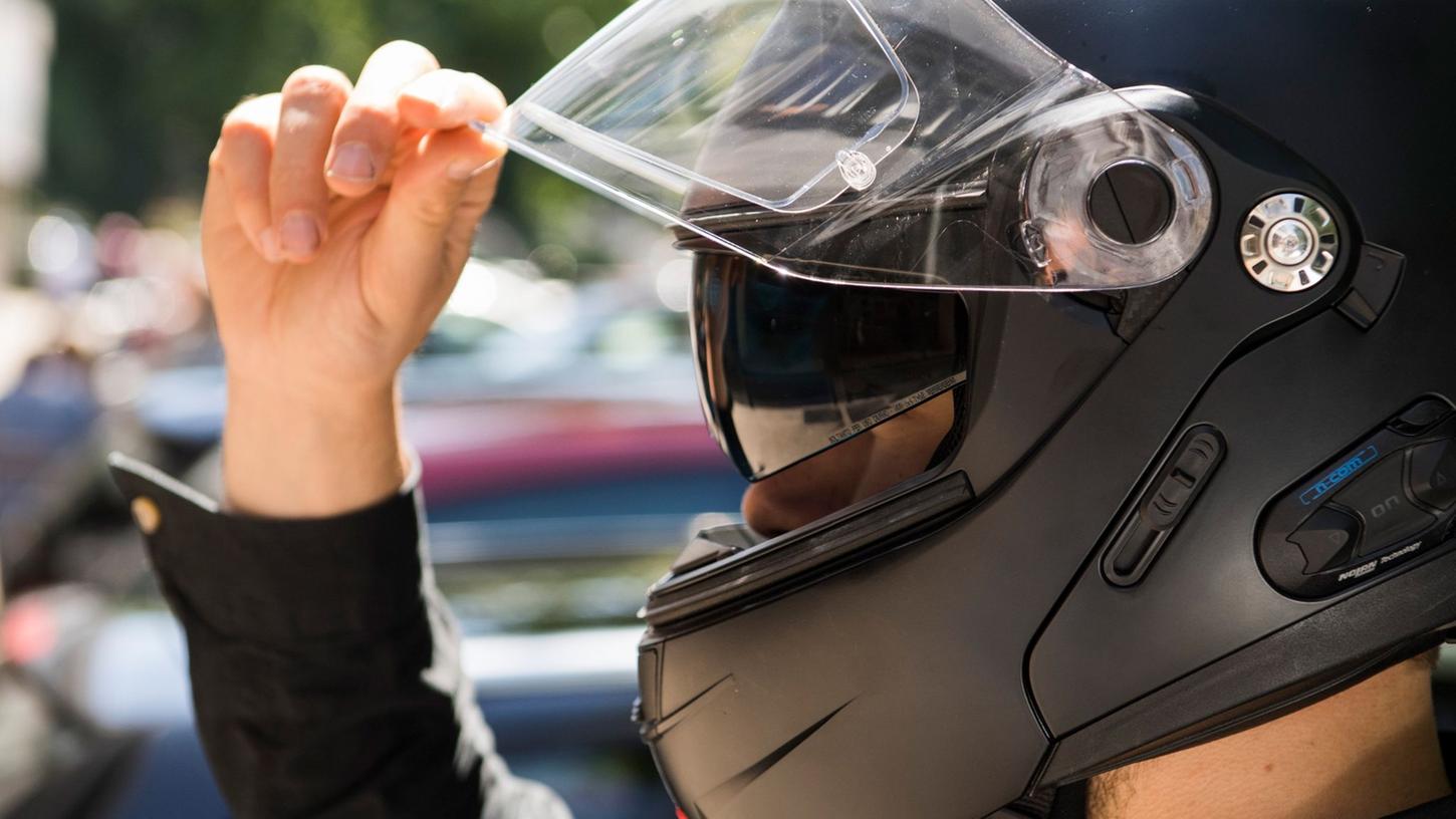 Bei Bedarf nutzbar: eine Zusätzliche Sonnenblende beim Motorradhelm. Bei Bedarf nutzbar: eine Zusätzliche Sonnenblende beim Motorradhelm.