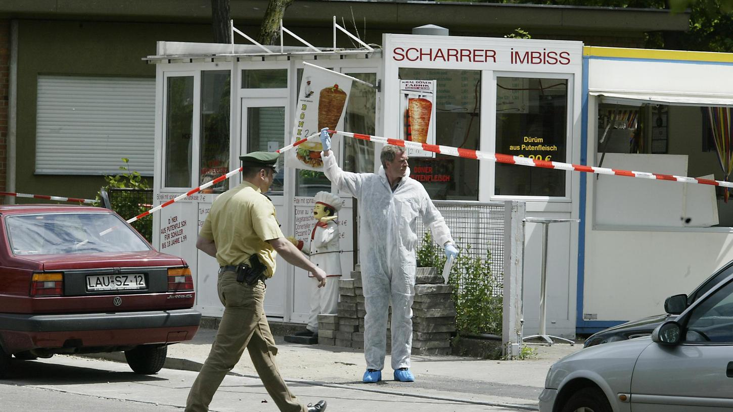 Polizisten und Mitarbeiter der Spurensicherung sind am Tatort in der Nürnberger Scharrerstraße. Hier wurde am 9. Juni 2005 Ismail Yasar in seiner Imbissbude erschossen. Er ist das dritte Opfer, dass die Rechtsterroristen des NSU in Nürnberg getötet haben.  
