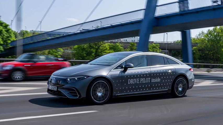 Zunächst übernimmt der Drive Pilot nur in den Flaggschiffen S-Klasse und EQS (Foto). Zunächst übernimmt der Drive Pilot nur in den Flaggschiffen S-Klasse und EQS (Foto).