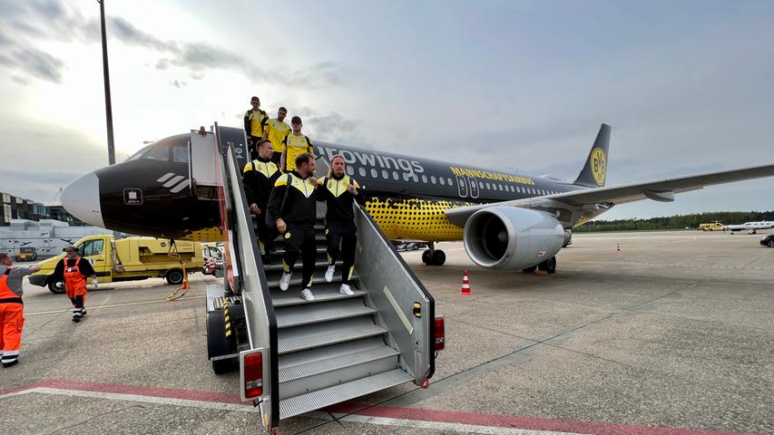 Bilder! BVB-Profis landen am Nürnberger Airport