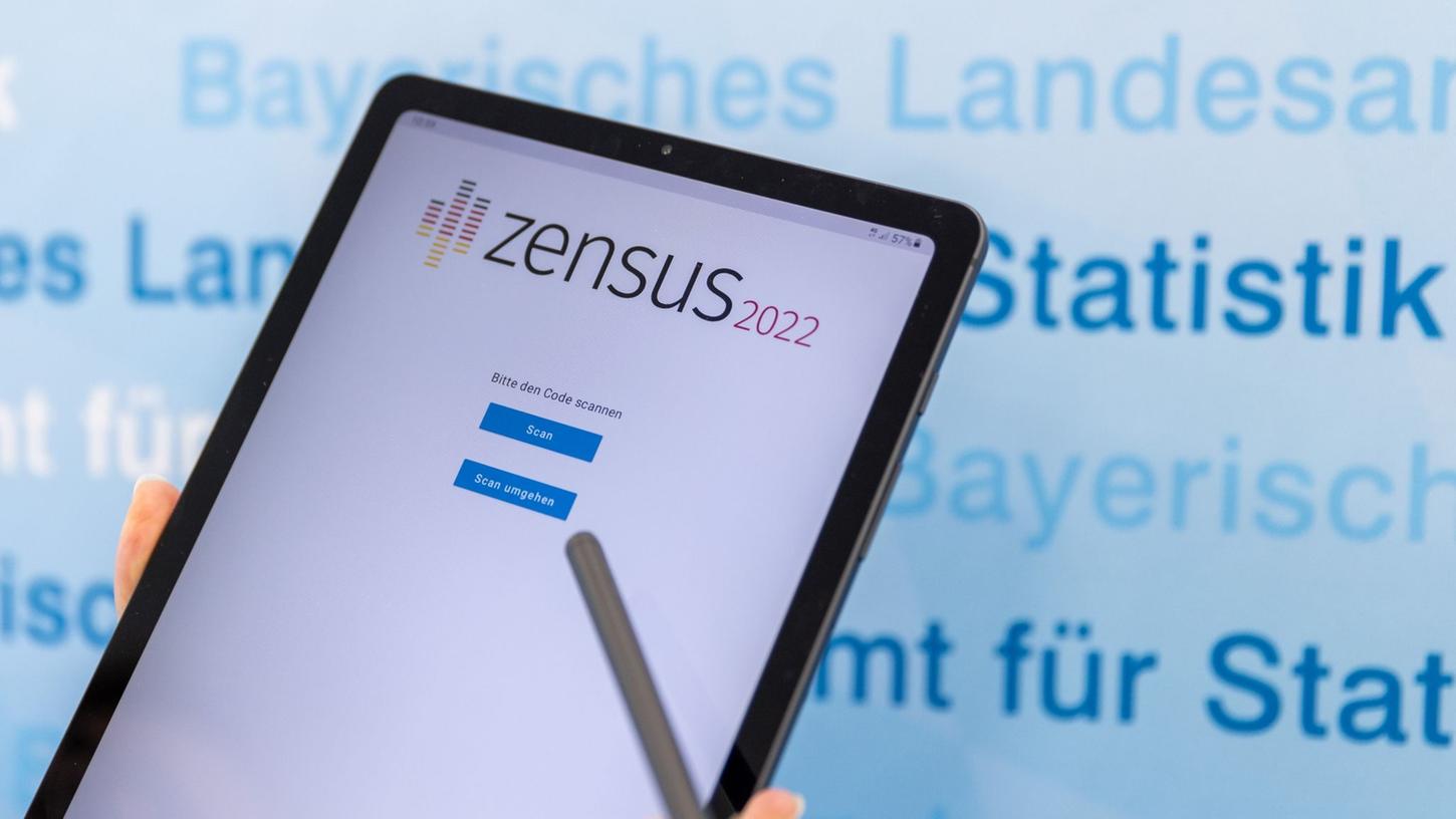 "Zensus 2022" steht auf einem Tablet im Bayerischen Landesamt für Statistik, mit dem Erhebungsbeauftragte die Befragungen durchführen.